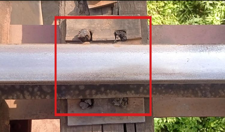 লোহার স্লিপারে বাঁশের ক্লিপ, ঝুঁকিপূর্ণ রেলসেতু!